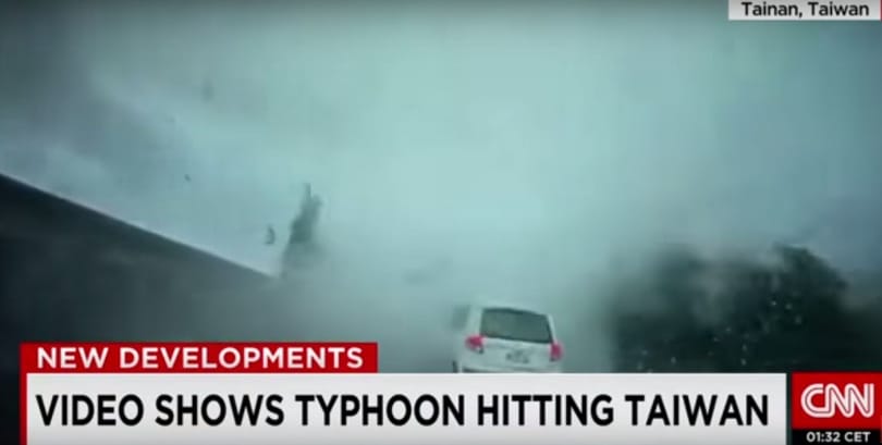 Videó: Így ragad el a tornádó egy személyautót