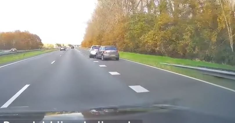 A kocsijával állított meg egy sofőr egy másik járművet, amiben rosszul lett a vezető