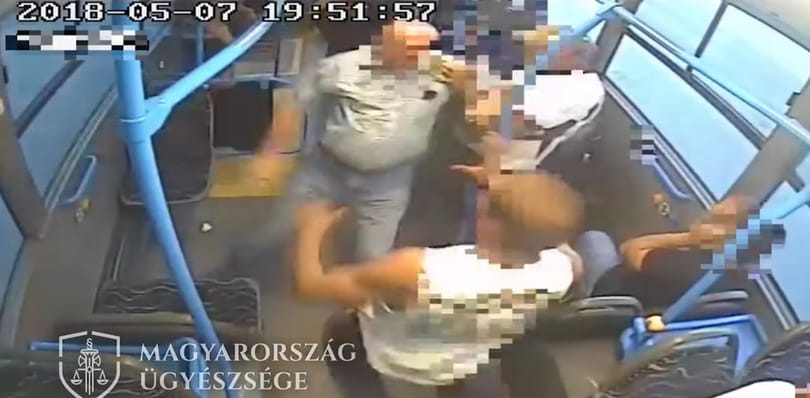 Életveszélyesen összevertek egy idős férfit egy csepeli buszon 