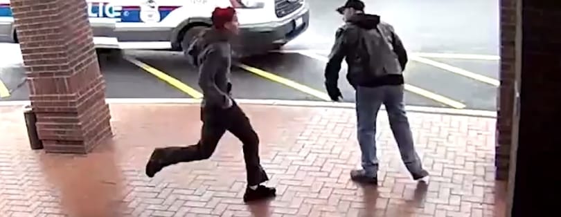 Vajon ki nyer, a bottal járó férfi, vagy a fegyverrel menekülő bűnöző? – videó