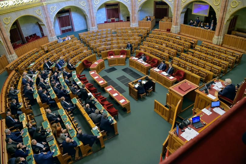 Plüssnyuszit kapott Orbán az MSZP-től a rendkívüli ülésen