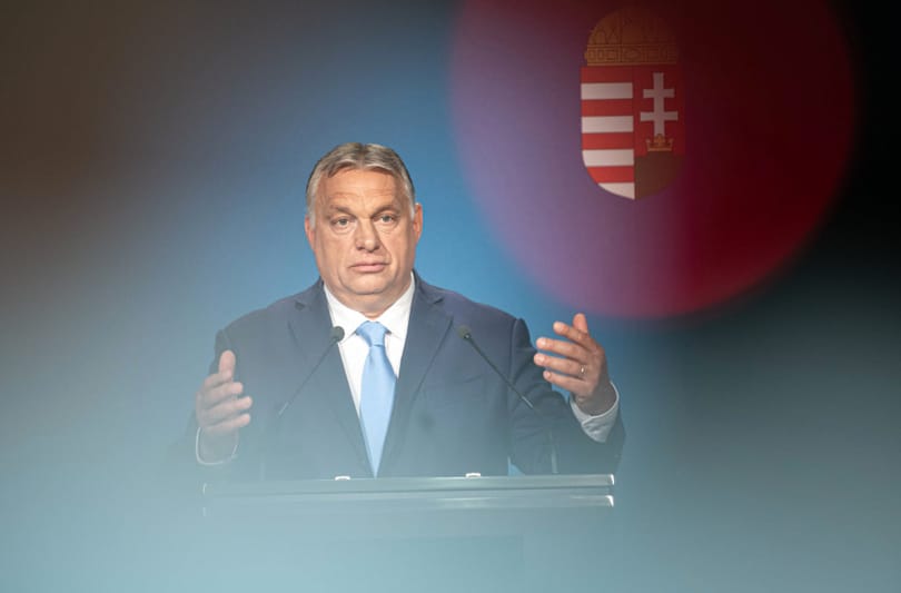 Fekete paravánok mögött, hermetikusan elzárva ülésezik a Fidesz–KDNP Debrecenben