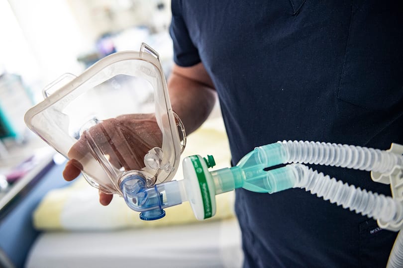 60-an vannak lélegeztetőgépen Magyarországon, elhunyt 10 újabb beteg – járványhírek percről percre