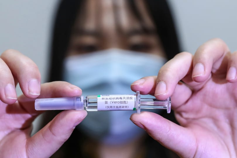 Mit kellene tudnunk a kínai oltásról – és mit írt erről a The Lancet?