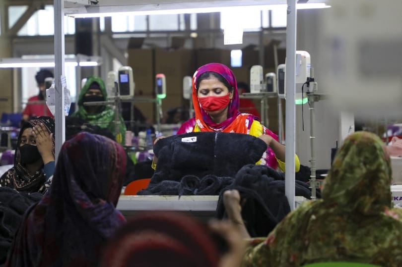 Havi 75 ezer forintnak megfelelő fizetést akarnak a bangladesi nők, akik legalább 40 gyárat megrongálva tüntettek az embertelen munkakörülményeik miatt