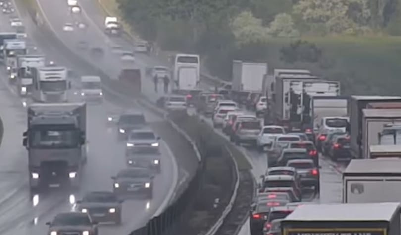 Fantomdugó miatt szaladt egymásba két jármű az M1-esen – videó