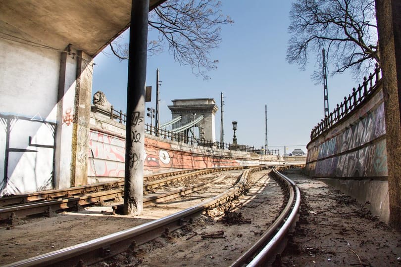 Megcsúsztak, szerda este felborul a forgalom a Clark Ádám téren