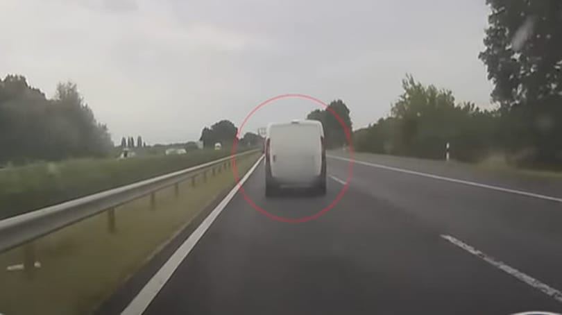 Szirénázó rendőrautóval szemléltették, mennyire nem megy időnként az elsőbbségadás – videó
