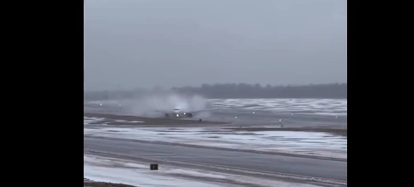 Kicsúszott a sárba egy landoló repülőgép Vilniusban