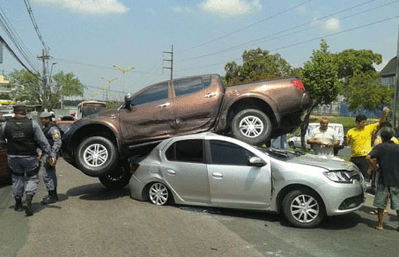 Egy Logan tetején állt meg a taroló Mitsubishi terepjáró - videó