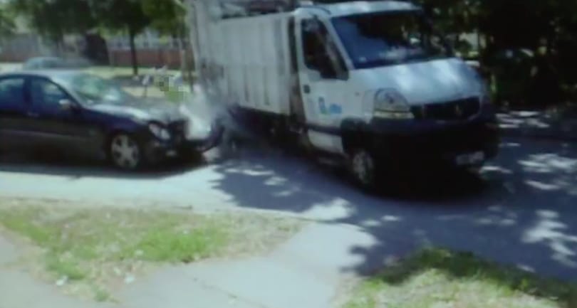 Mercedes és kukásautó karambolozott Szegeden, lerepültek róla a dolgozók – videó