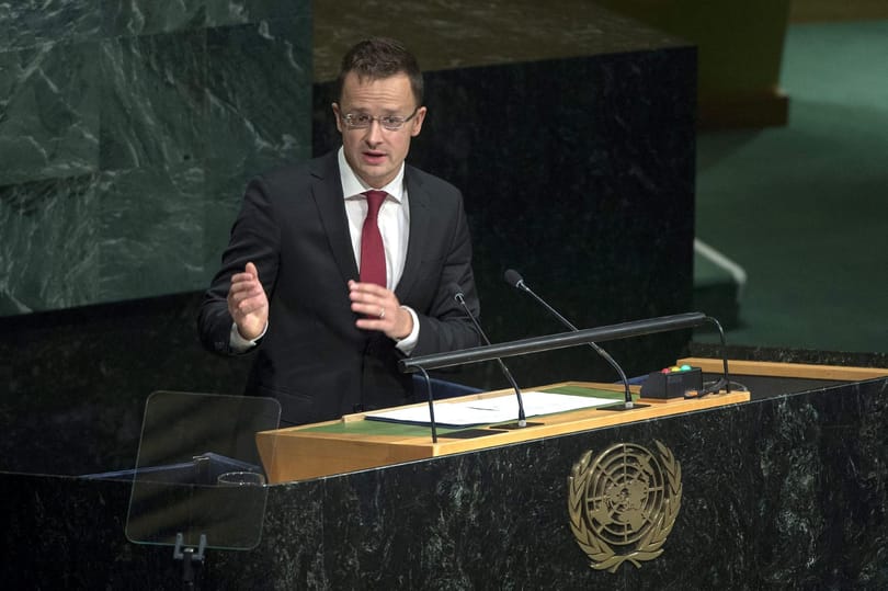 Diplomataként leszerepelt, mégis maradhat Szijjártó