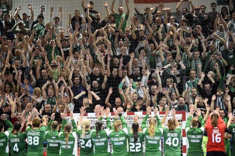 A lincselés után Lipcsei, Dzurják, Kuznyecov kérleli a szurkolókat