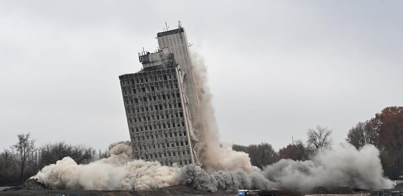 Videón, ahogy felrobbantják a VITUKI dél-pesti toronyházát