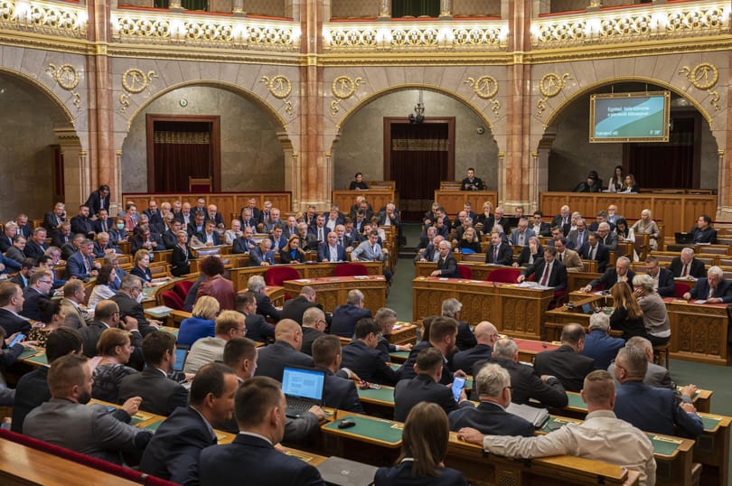Parlament: Egymás korruptjaival vagdalkozott ma az ellenzék és a kormánypárt