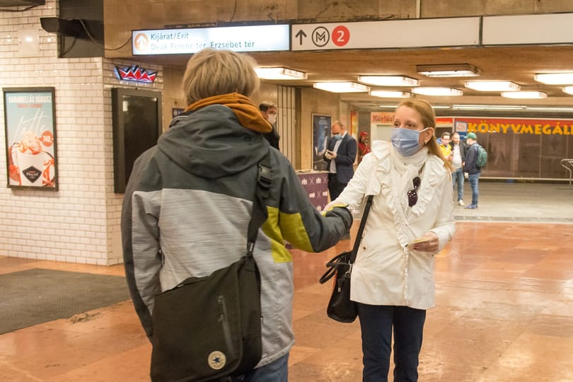 Maszkokat osztanak a BKK-utasoknak