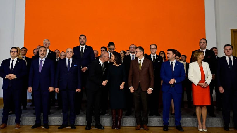Kínos pillanat az EU-csúcson: félrecsúszott puszival üdvözölte a horvát külügyminiszter Annalena Baerbockot