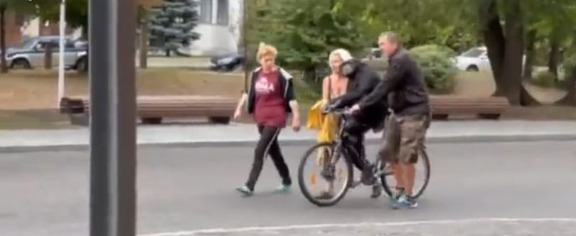 A harkivi állatkert Csicsi nevű csimpánza úgy döntött, hogy ráfér egy szabadnap