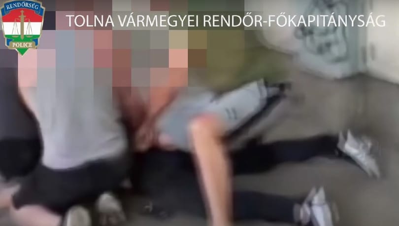 Testkamera vette fel, ahogy valódi rendőrök elfognak egy álrendőrt Szekszárd belvárosában