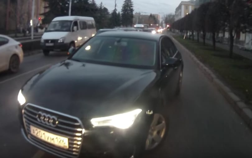 Mindannyiunk nevében törlesztett a trolisofőr, csúnyán beégette az audist – videó