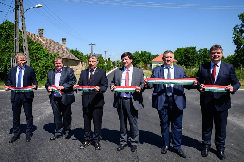 Hatan vágták át a szalagot a Paks-Cece út avatóünnepségén