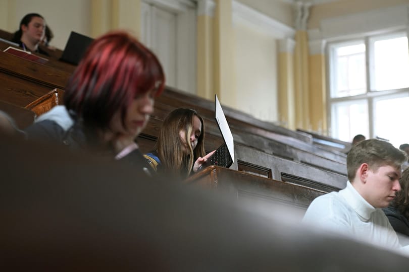 Kémkedésre próbálják rávenni a brit egyetemeken tanuló kínai diákokat