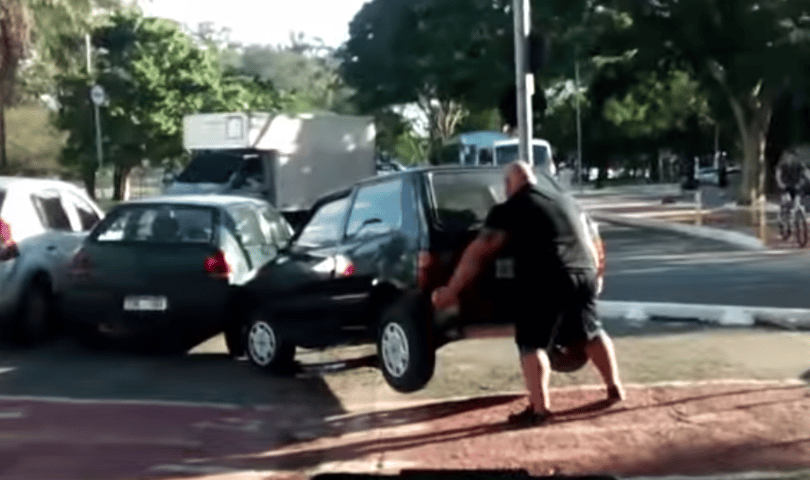 Videó: Puszta kézzel tette arrébb a bicikliútra parkoló autót