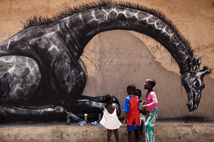 Afrikában is megjelentek a belga ROA gigantikus állatfestményei