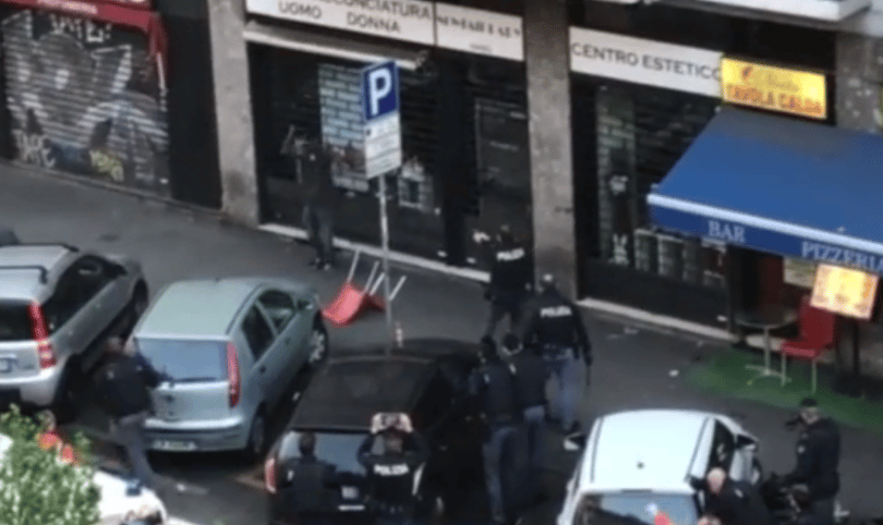 Bekattant egy késes férfi Milánóban, láblövéssel fegyverezték le a rendőrök
