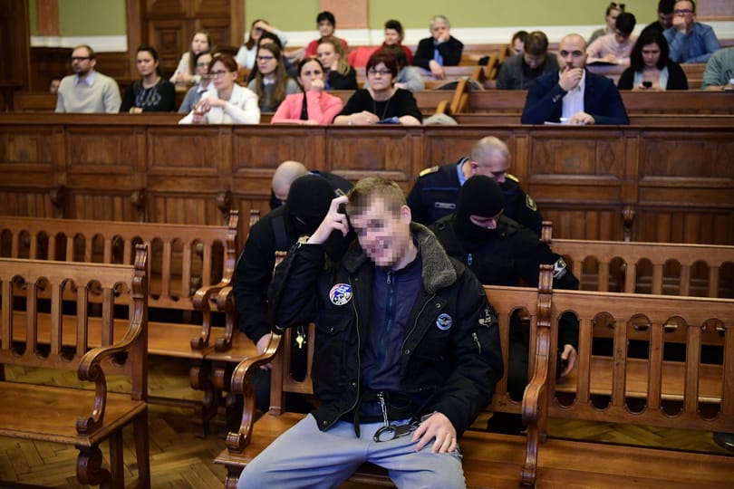 Tárgyalásán feküdt le aludni a Teréz körúti robbantás vádlottja, mentőt hívtak hozzá