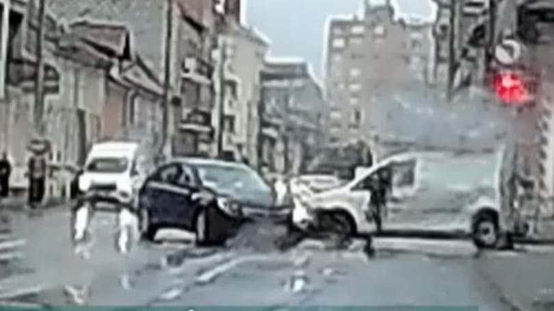 Zebránál csapódott egymásnak két kocsi Szombathelyen, egy gyalogos az utolsó pillanatban ugrott félre