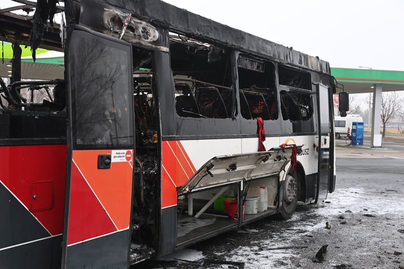 Teljesen kiégett egy autóbusz Budaörsön – fotók
