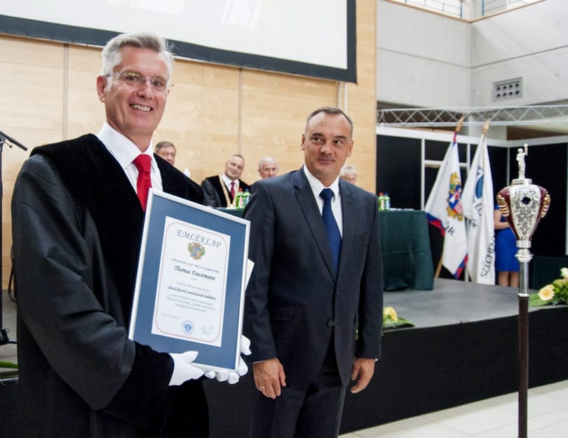 Fotó: Borkaival pózol a díszdoktorrá avatott Audi-vezető
