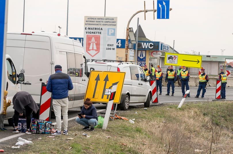 Az éjjel átutazhatnak az országon a határon rekedt román és bolgár állampolgárok
