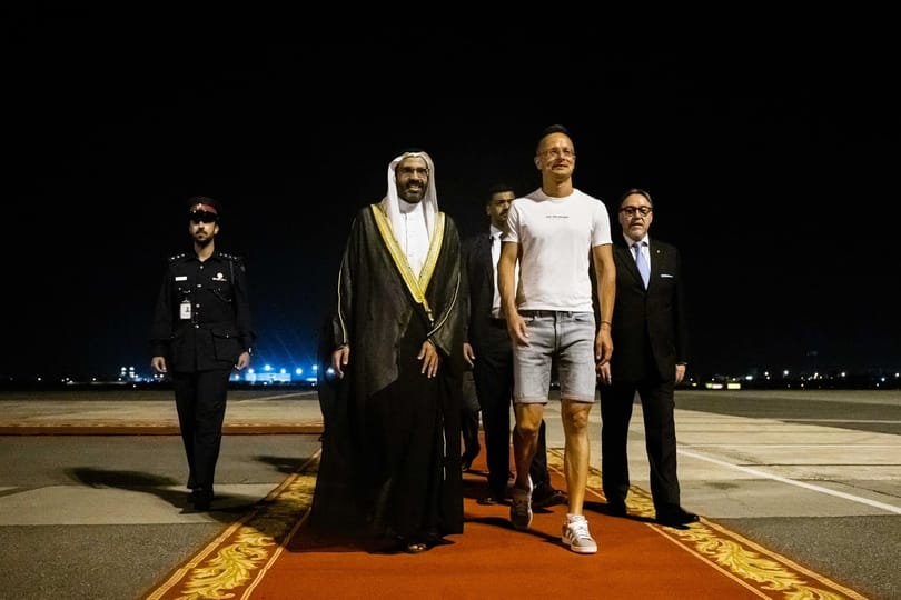 Annyira jól állt a slimfit-póló Szijjártónak Bahreinben, hogy a király soron kívül fogadta