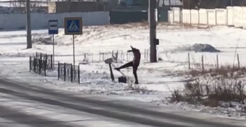 Bosszút állt a traffipaxon, nekifutásból rúgta fel a kamerát – videó