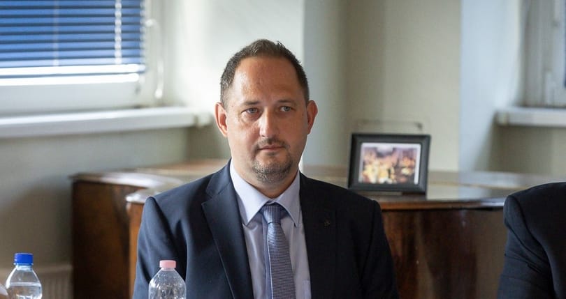 Csalás vádja miatt évek óta bíróságra jár a tatabányai kórház új igazgatója, akit Pintér Sándor a múlt hónapban nevezett ki