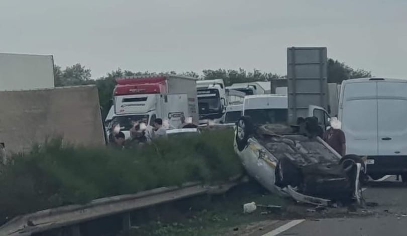 Tömegbaleset miatt állt az M1-es Bicskénél