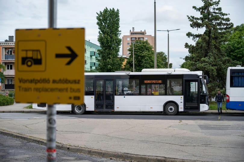 Vonatpótlás MÁV-módra: „Egy órája rostokolunk, tájékoztatást nem kaptunk”