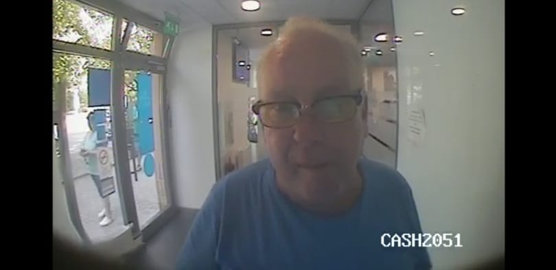 Eltette a bankautomatánál talált 600 ezer forintot egy férfi, keresi a rendőrség