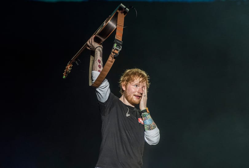 Hogyan lett a vörös hajú, dadogó kisgyerekből popsztár? – itt az Ed Sheeran-sorozat előzetese