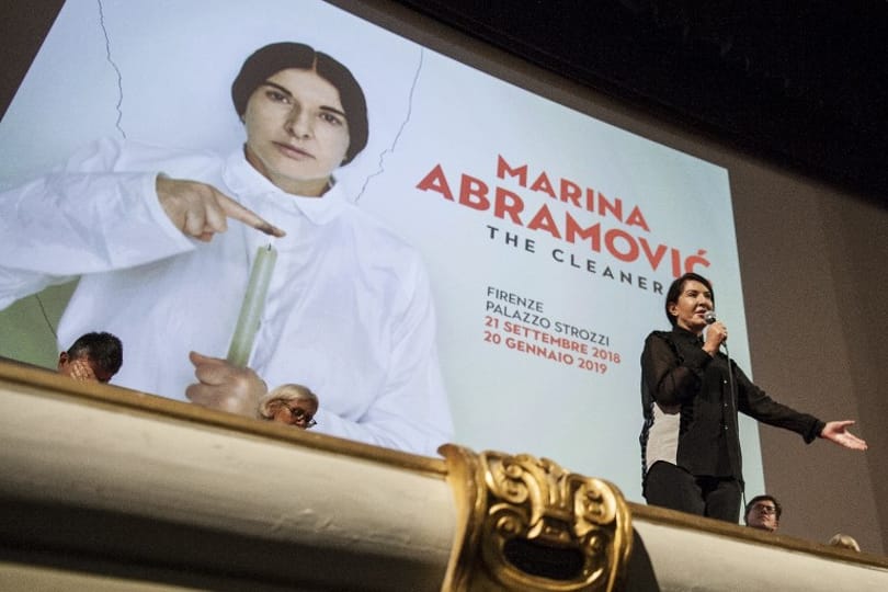 Elárulta a támadó, hogy miért vágta fejbe festményével Abramovićot