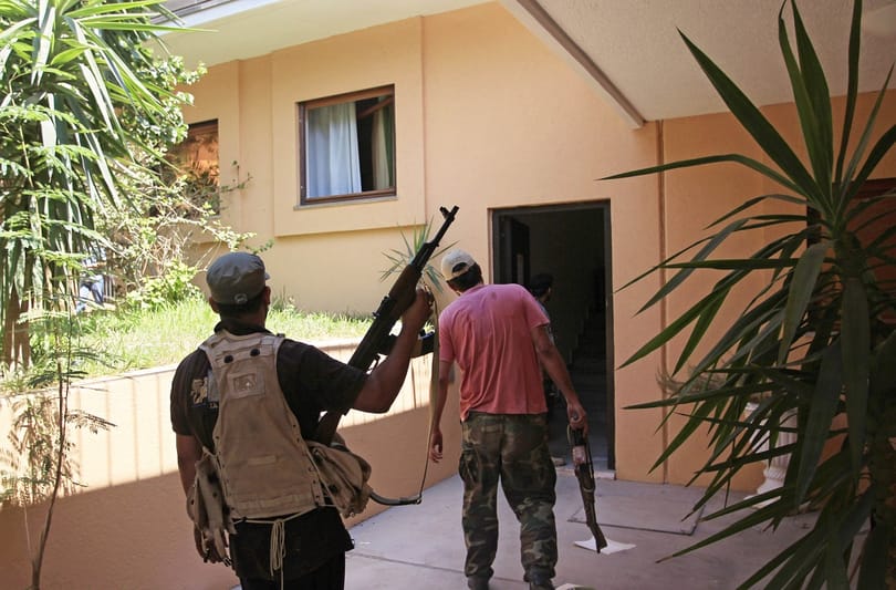 Felkelők Kadhafi bunkerében