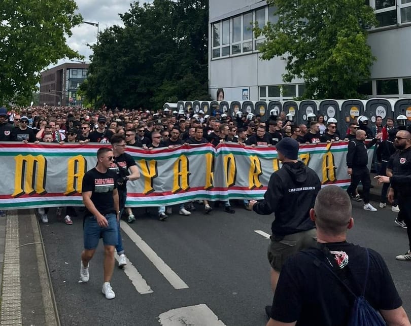 Óriási a hangulat Kölnben, elindultak a magyar szurkolók a stadionhoz – videók