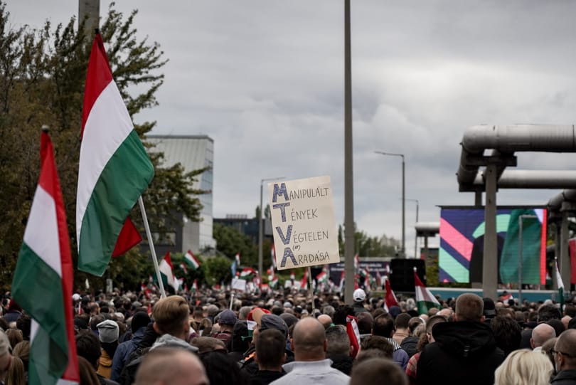 Magát tiszásnak álcázva készített interjúkat Magyar Péter tüntetésén a Pesti Srácok munkatársa - fotó