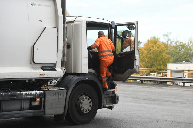 Nem tudtak leparkolni a szemétszállítótól, megverték a kukást