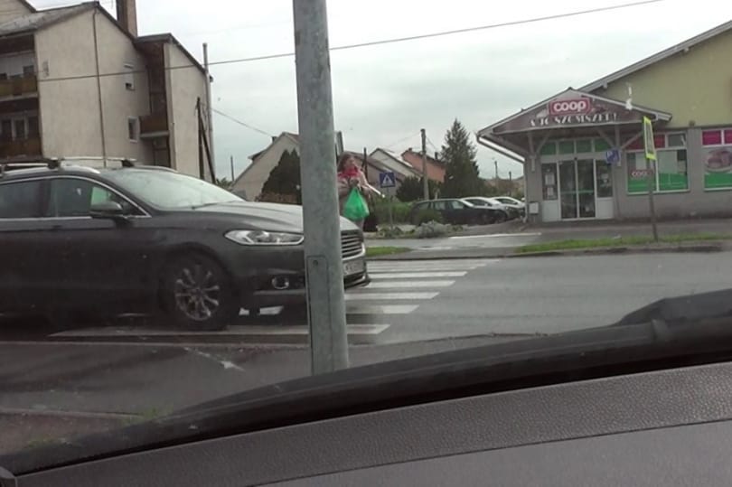 Azonnal elvették a jogosítványát, mert nem állt meg a zebránál