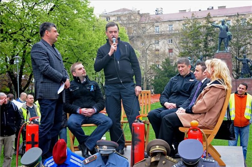 Hajlandóak a tárgyalásra a tüntető tűzoltók