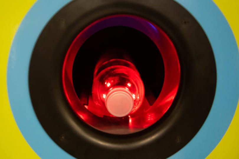 Már itt vannak a visszaváltó-automaták, de még hónapokig hiába tartjuk a markunkat a kuponért