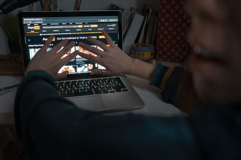 A briteknek elegük lett a generált pornóból, bűncselekmény lehet belőle